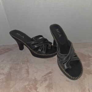 Vtg Y2K Designer Black Leather Slip-On Shoes by MIA in a Sz 7 1/2 w/3.5” Heel